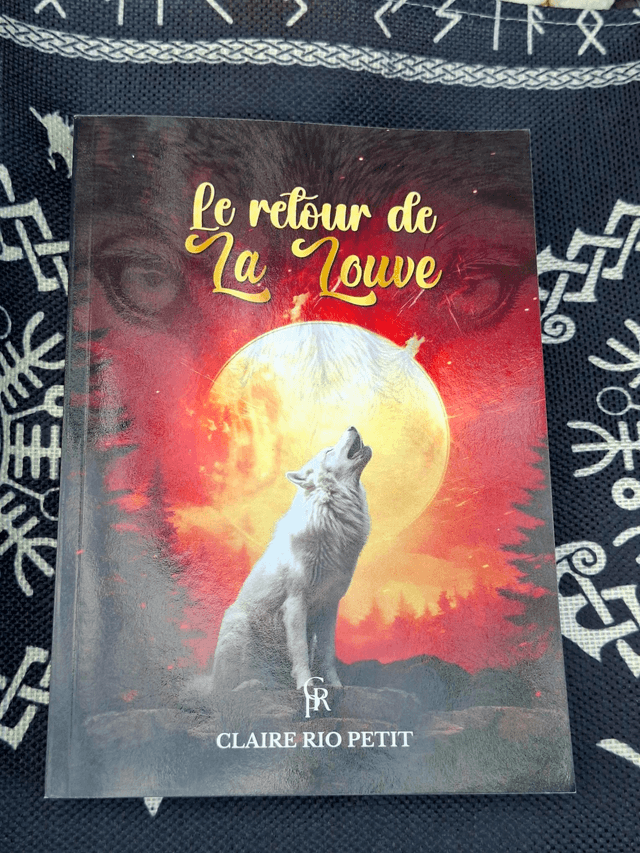 Le retour de la louve : romance fantastique entre légendes, passion et loups-garous
